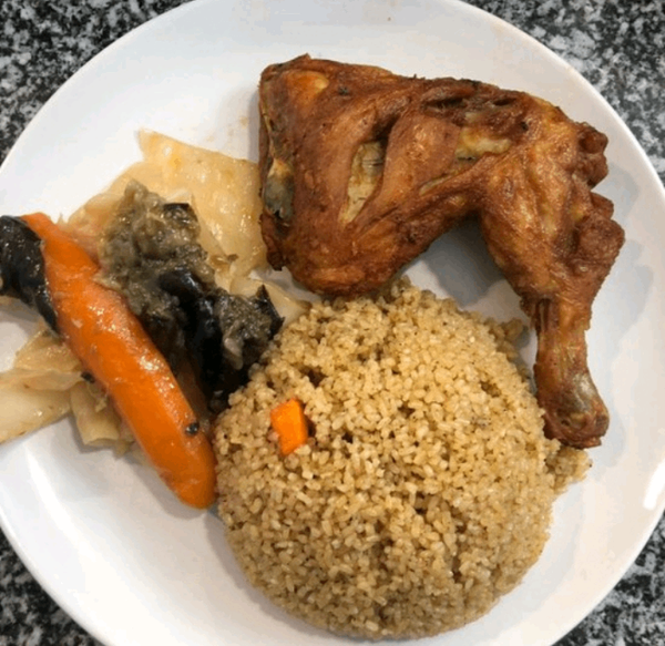 Plat de riz avec poulet rôti