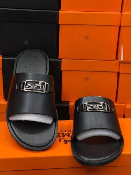 sandales noires avec boucle de char