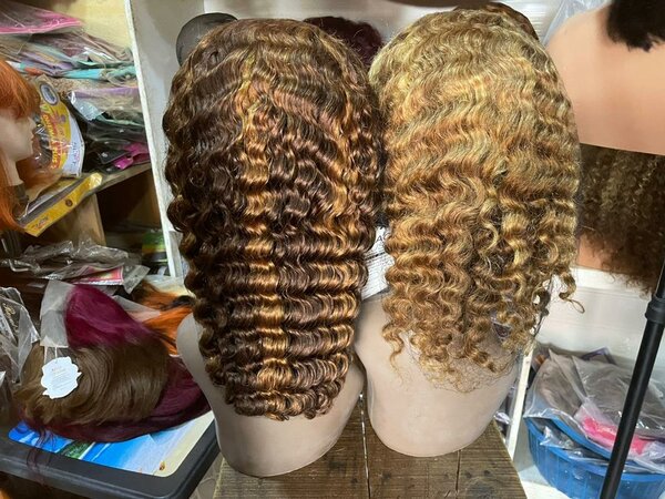 Perruques bouclées naturelles