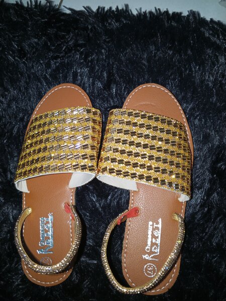 Sandales fermées dorées