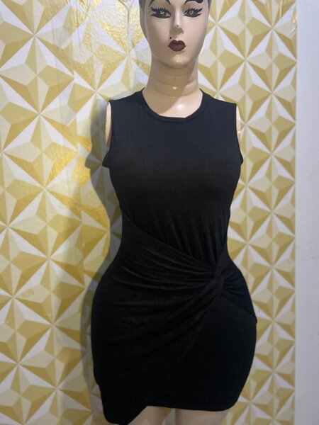 Robe noire élégante sans manches