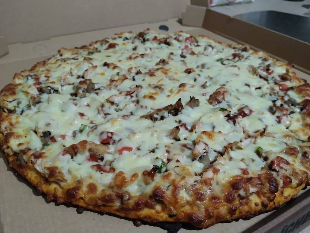 Pizza poulet à la sauce rouge