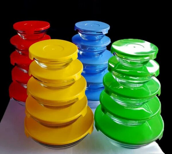 Ensemble de saladiers colorés