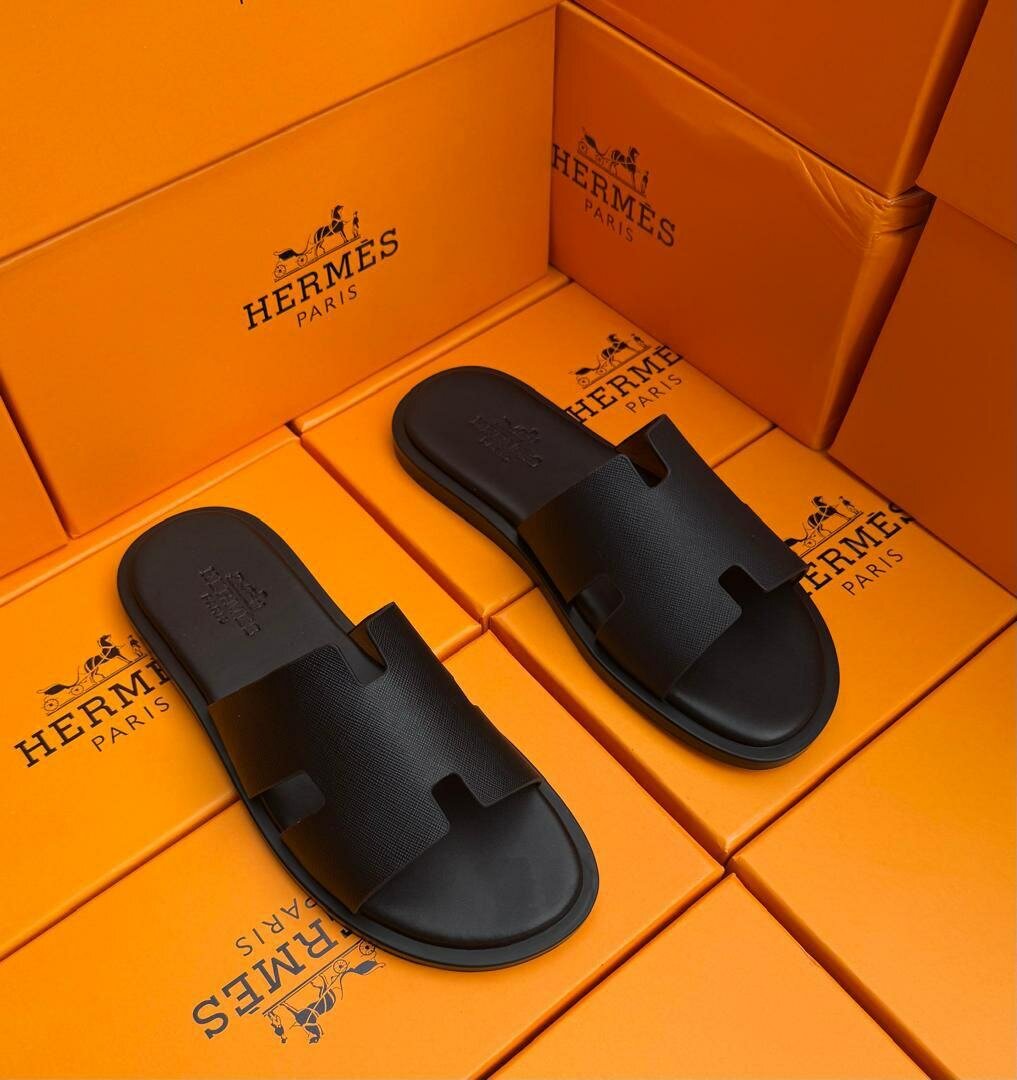 HERMES Sandales en cuir noir