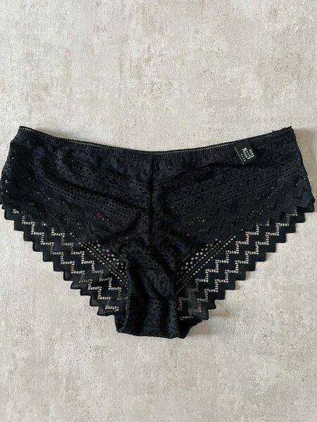 DE PETITE CULOTTE  EN DENTELLE , COTON SANS TRACE, et STRING 