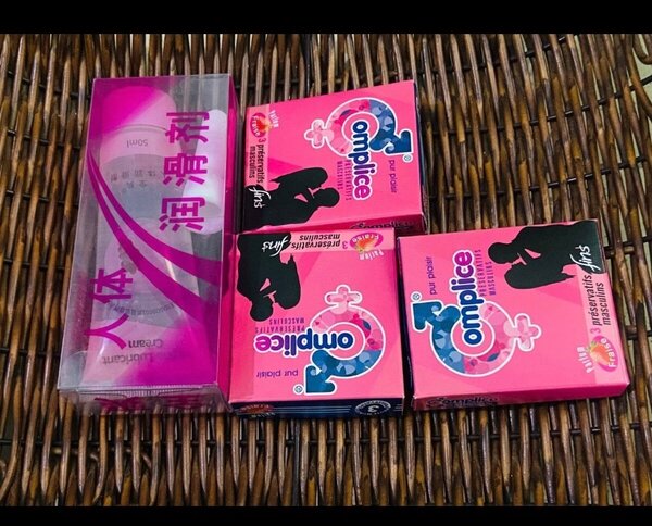 9 préservatifs + 1 lubrifiant