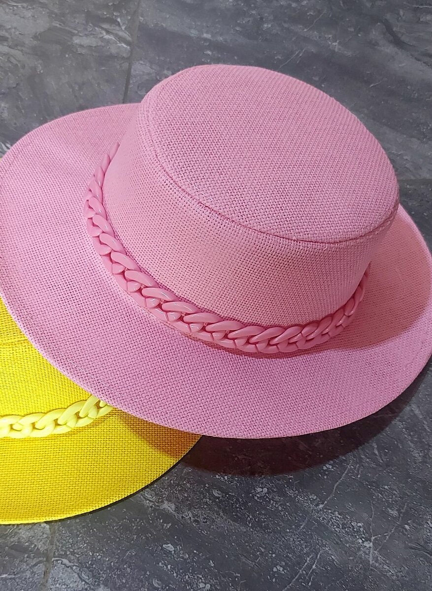 Élégant chapeau tressé