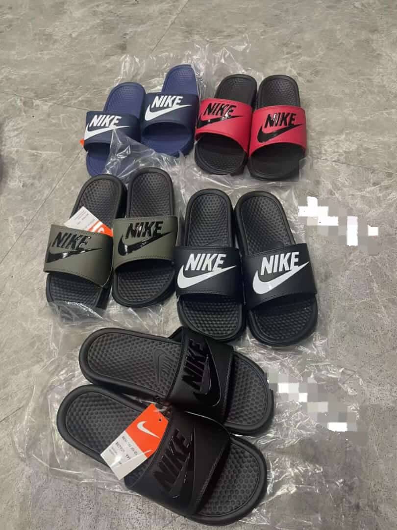 Nike Benassi Slides