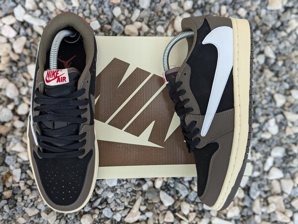 AIR JORDAN 1 LOW CACTUS JACK (TRAVIS SCOTT MOCHA)