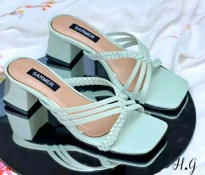 Sandales à talons carrés élégantes