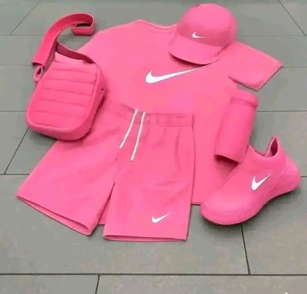 Ensemble de sport rose Nike