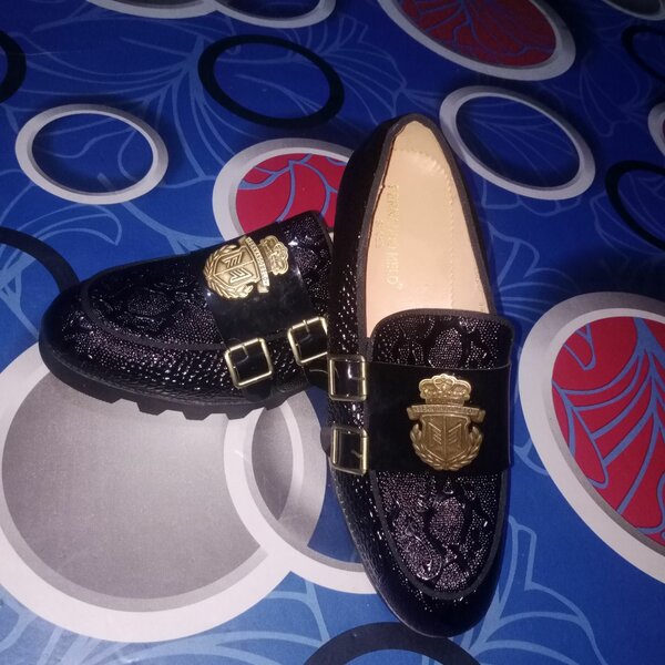 Fashion shoe /Store rejected shoe / size 42