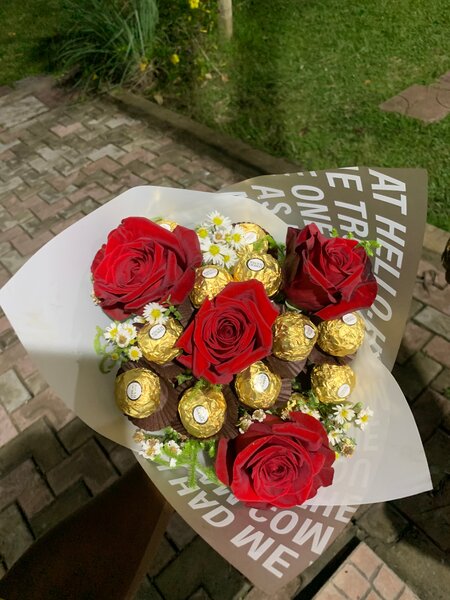 Bouquet de roses et chocolats