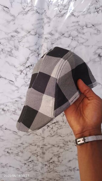 Casquette en Cuir Matelassé Élégante