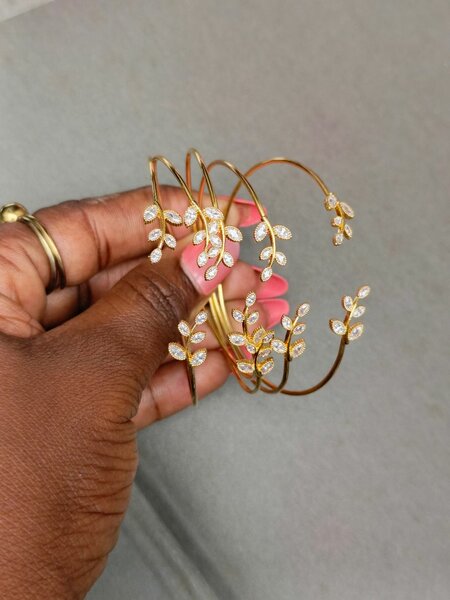 Bracelets dorées élégantes