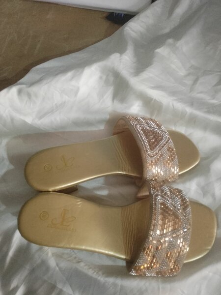 Mules dorées élégantes