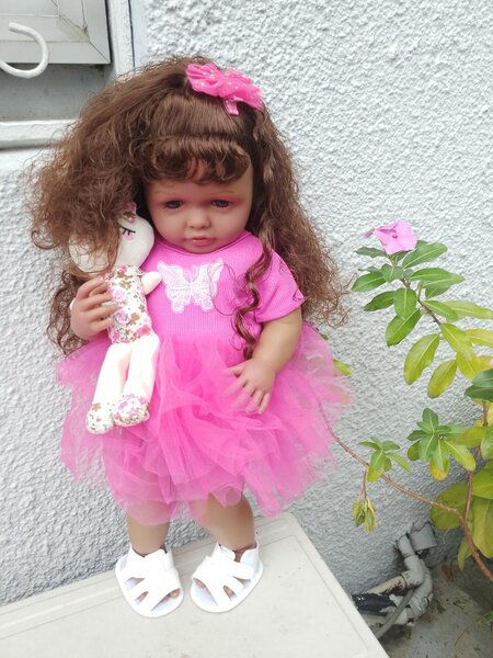 Poupée réaliste en tenue rose