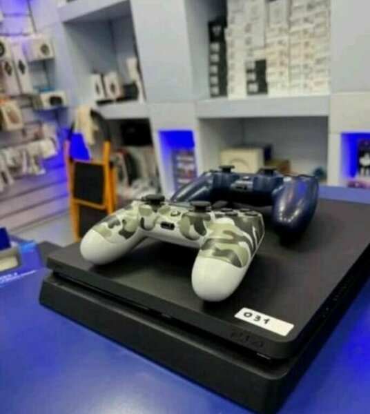 Console de jeu avec manettes