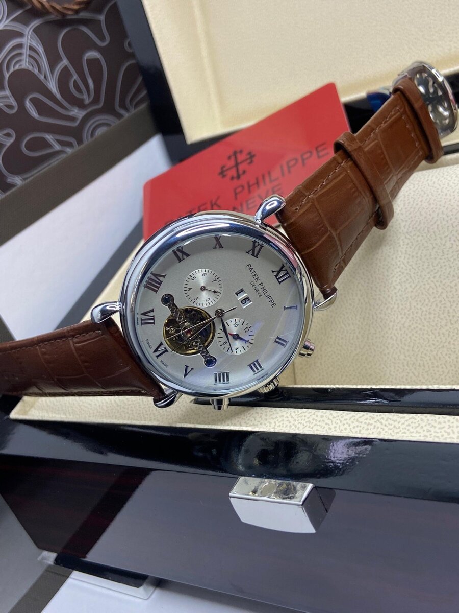 Elegant Leather Strap Patek Philippe Watch With Silv Accents