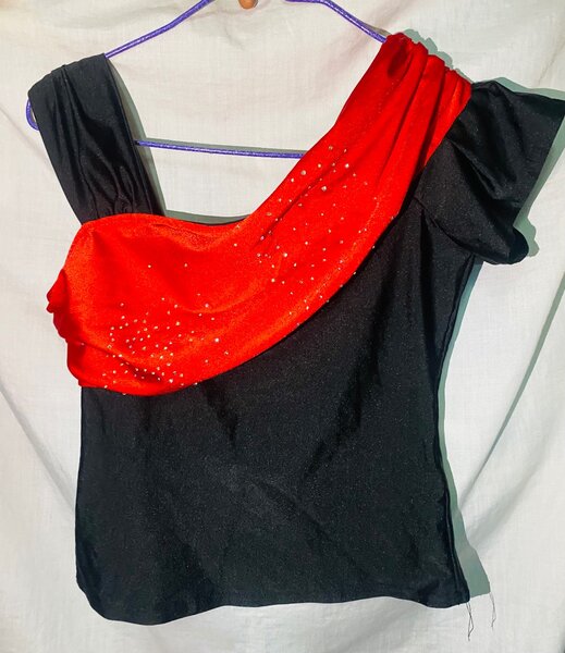 Top asymétrique noir et rouge