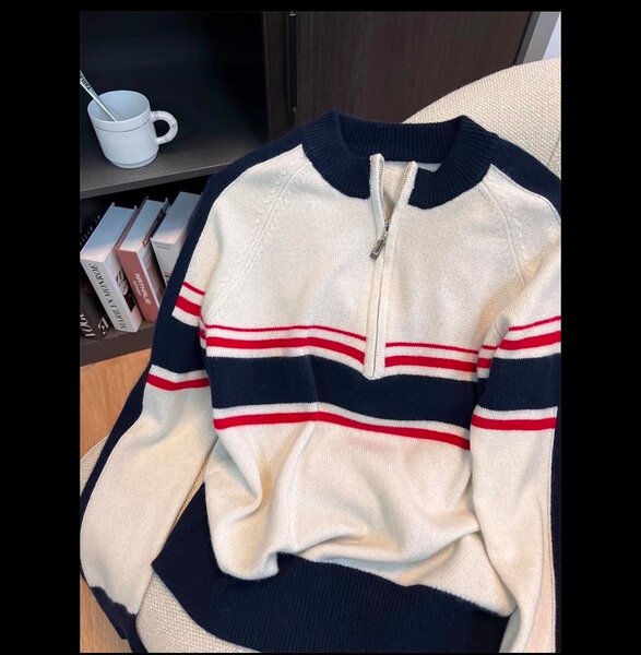 Стильный свитер с молнией на воротнике