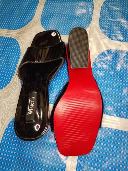 Sandales à talons noirs élégantes