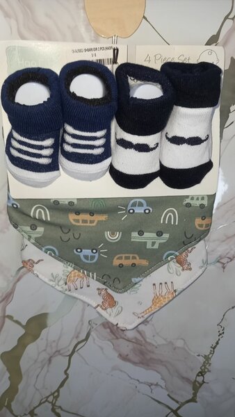 Chaussons bébé doux et bavoirs
