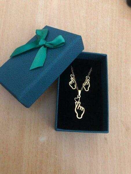 Collier pendentif main dorée