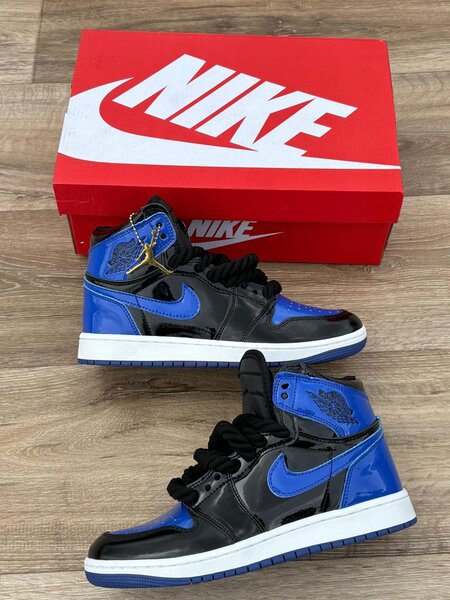 Baskets Nike Air Jordan noires et bleues