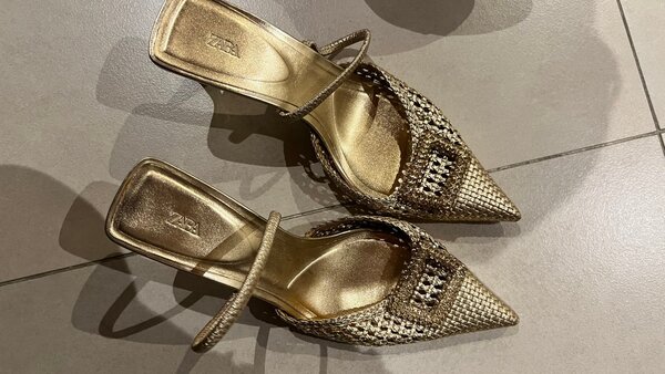 Talons dorés élégant