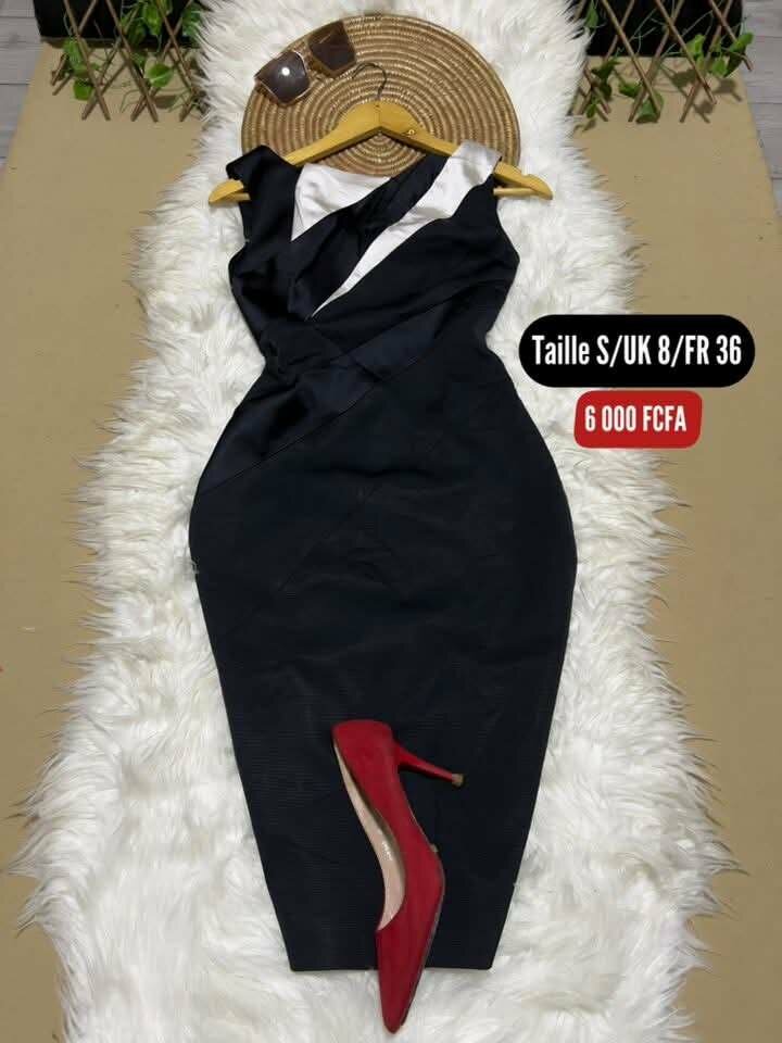 Robe Noire Asymétrique Élégante