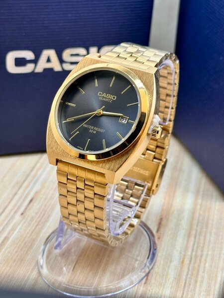 Casio dorée fond noir