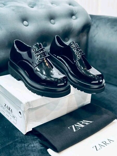Chaussures en cuir noir Zara
