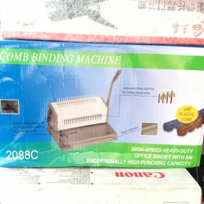 Machine pour reliure à anneaux