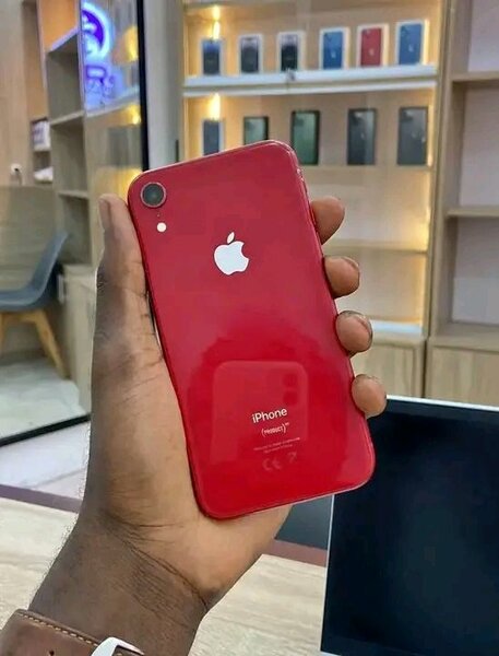iPhone Rouge - Écran Liquid Retina
