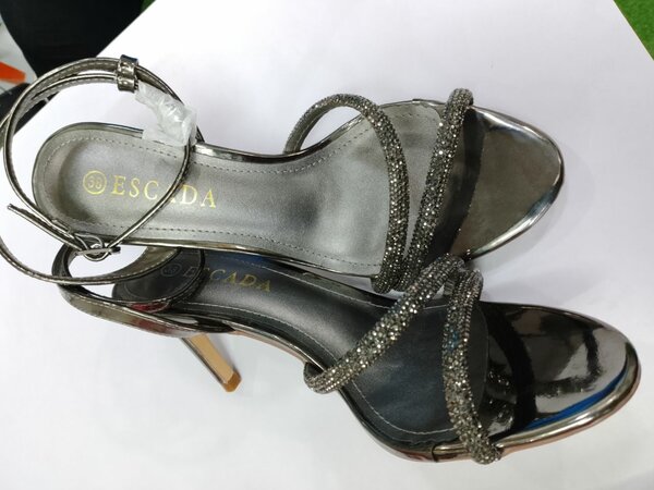 Sandales à talons pailletées élégantes