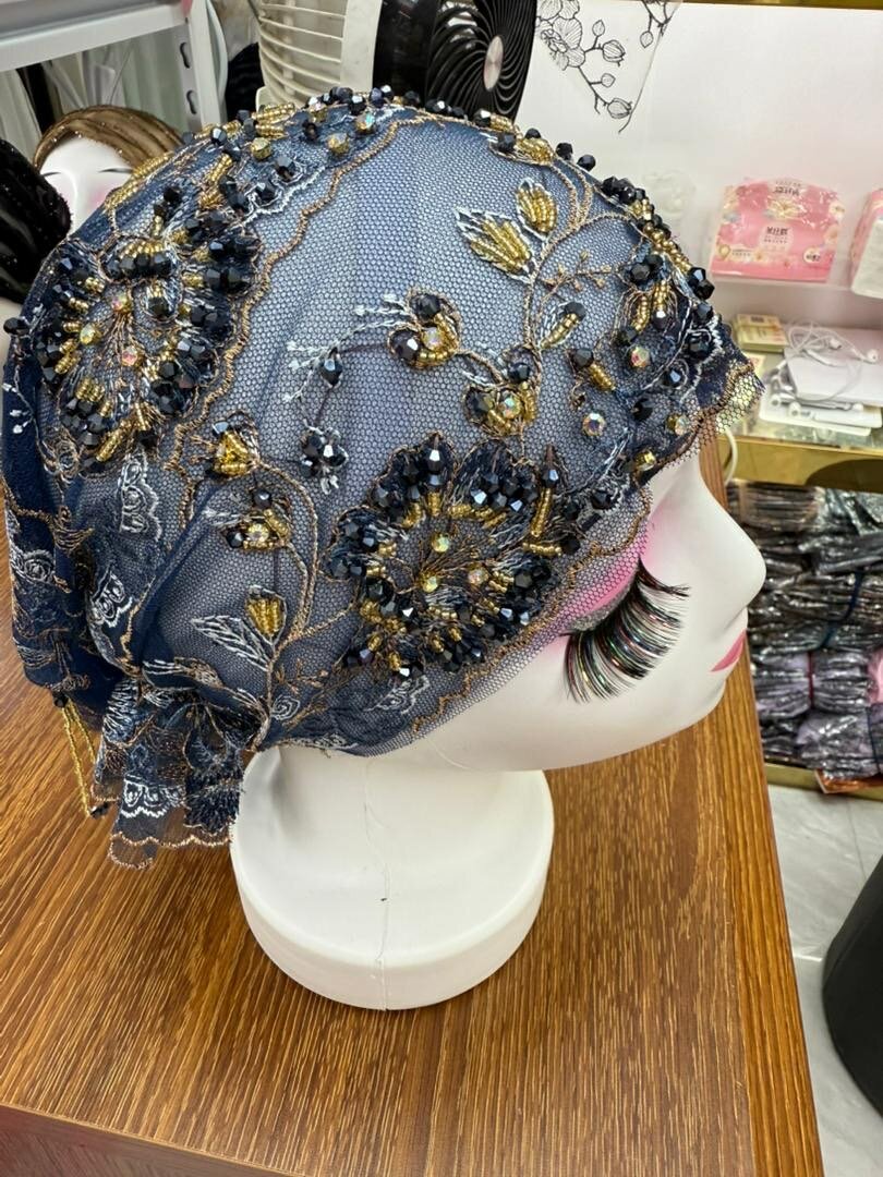 Élégant turban brodé