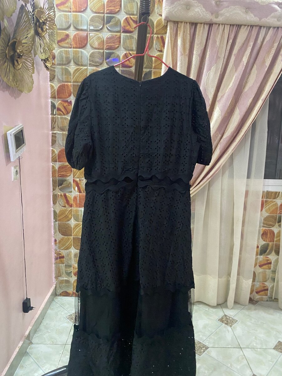 Robe longue noire en dentelle