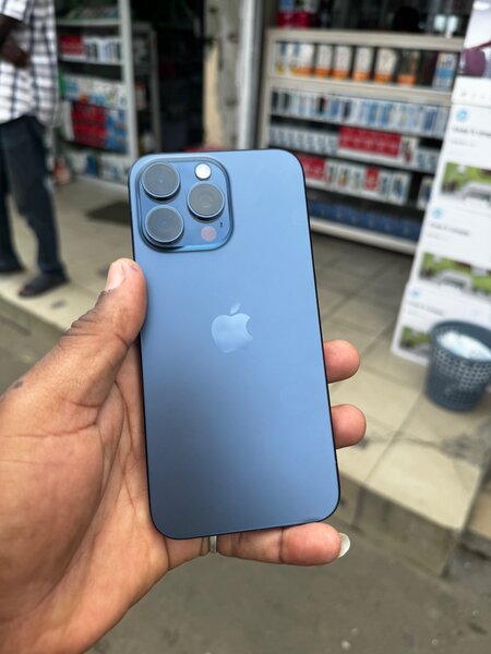 iPhone 15 Pro 128Go quasi neuf