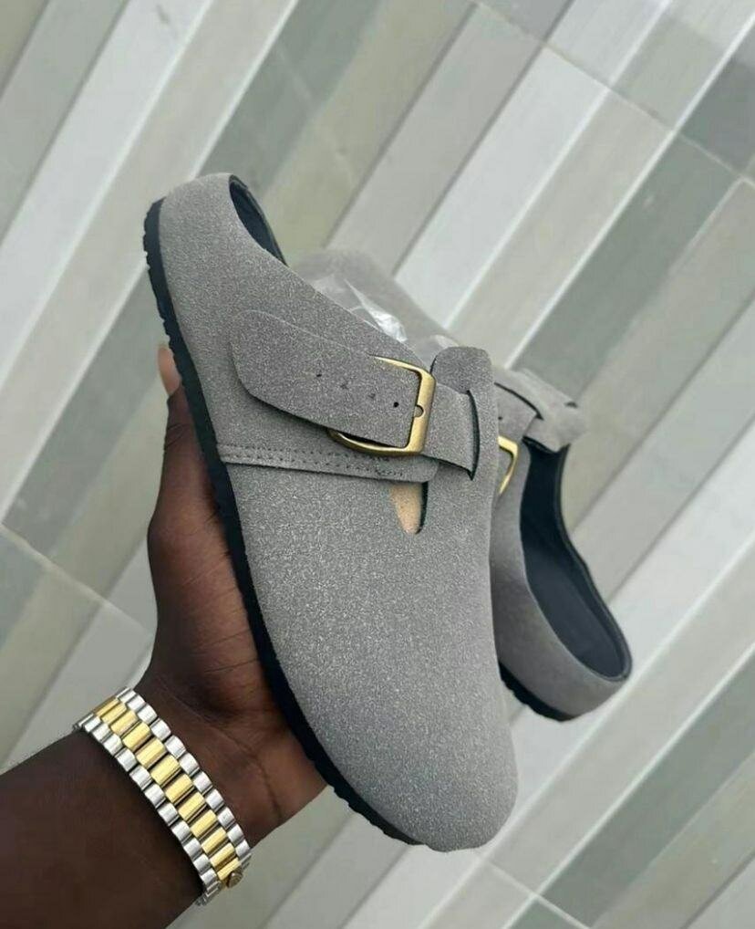 Sandales en daim à boucle élégante