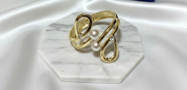 Bracelet doré avec perles