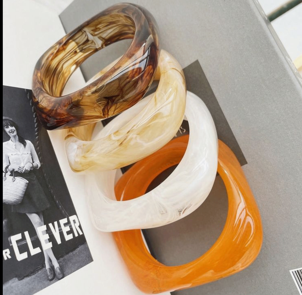 Bracelets en résine colorée