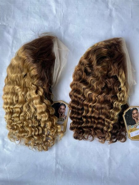 Deep wave couleur piano et noir. Perruque blonde