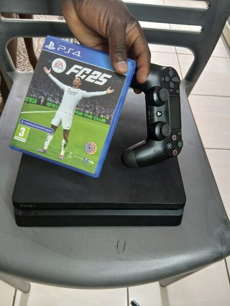 Ps4 slim + 1cd fc 25 1manette