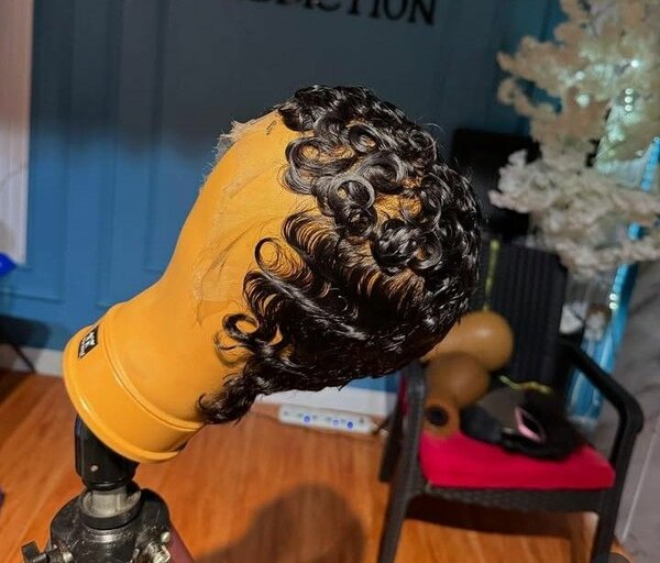 Perruque bouclée élégante