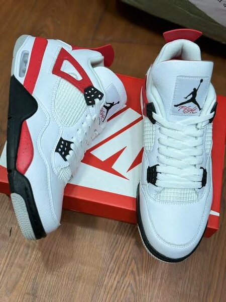 Baskets blanches et rouges élégantes