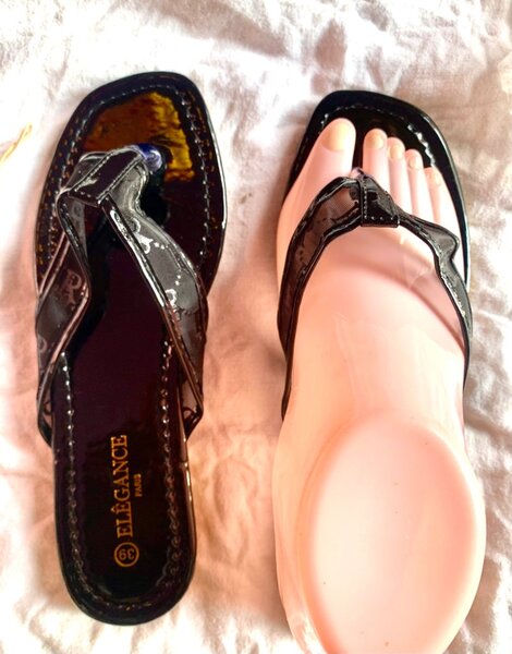 Tongs élégants en cuir