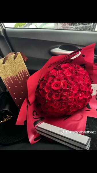 Flower gift arrangement