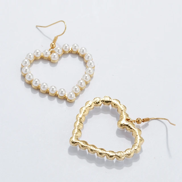 Boucle d'oreille en forme de cœur perlé