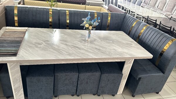 В наличии диваны,кухоный уголок,шкаф,стол,спальный